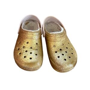 Kids J3 ￼ gold sparkle lined crocs